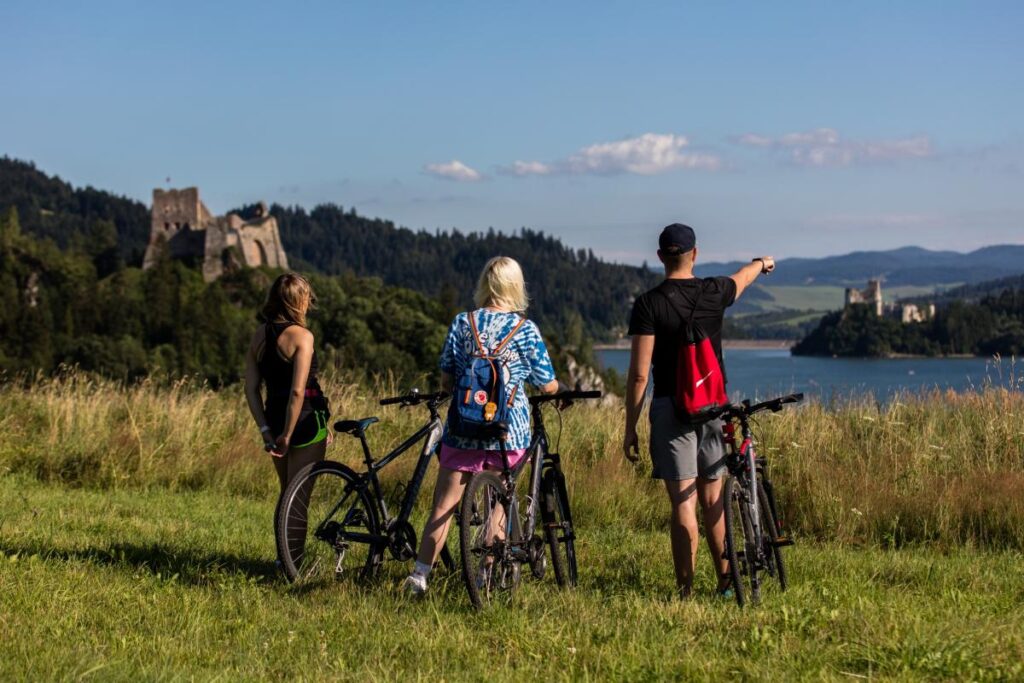 Rowerzyści nad Jeziorem Czorsztyńskim